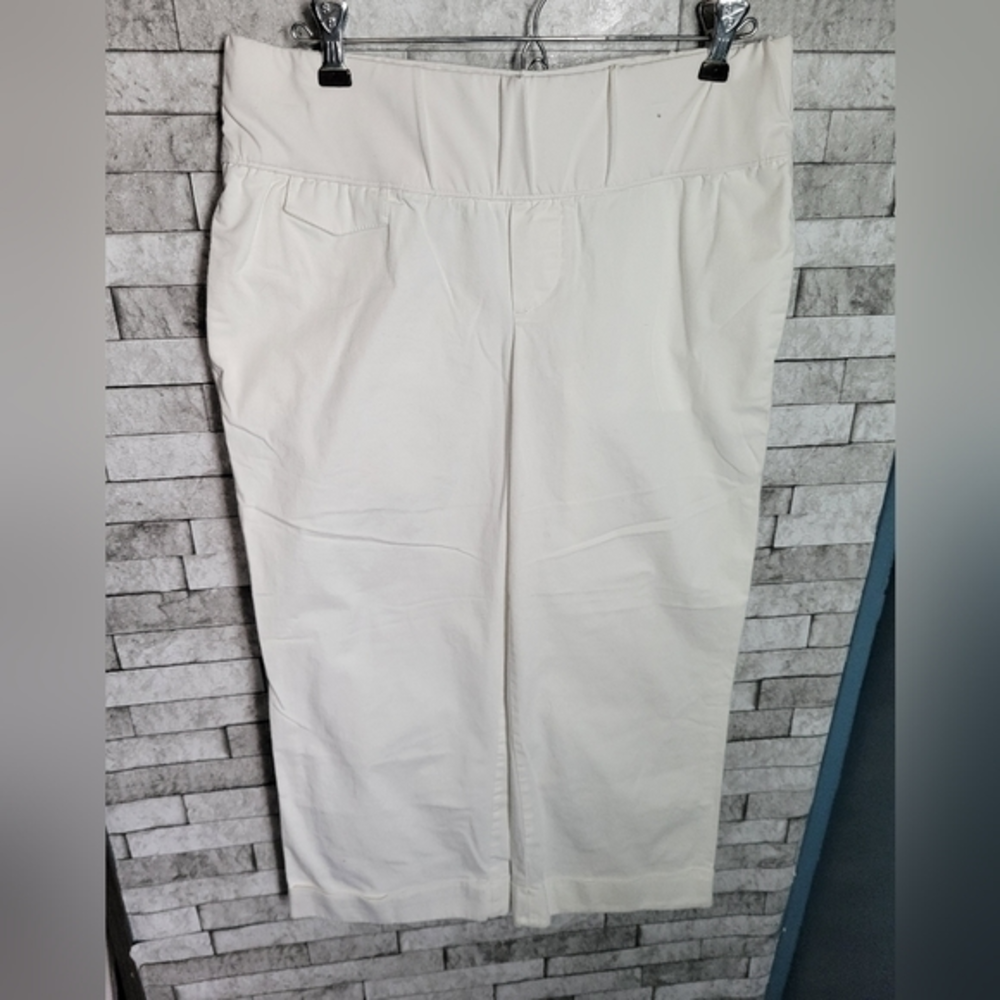 Gap Maternity stretch size 8 white crop pants